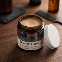 Shear Revival American Gardens Clay Pomade - open potje met zichtbare textuur en kam