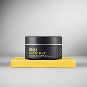 BARBER BARBER Nine To Five Medium Hold Styling Clay 100g, musta purkki keltaisella kuutiolla, harmaa studio