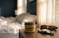 Layrite Original Pomade - pot op nachtkastje bij zonnebril en horloge