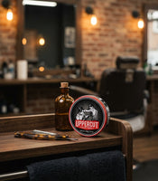 Uppercut Deluxe Pomade - blik op houten toonbank in barbershop