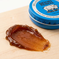 Reuzel Blue Pomade, lähikuva koostumuksesta