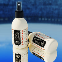 By Elementum Aura Sea Salt Spray - twee flessen liggend en staand met spiegeling op blauw