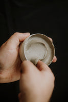 By Elementum Ether Hybrid Matte Clay - open pot in handen met vinger die matte klei schept