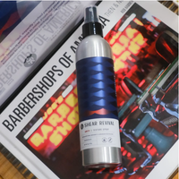 Shear Revival Amity Texture Spray - spuitfles liggend op tijdschrift over barbershops