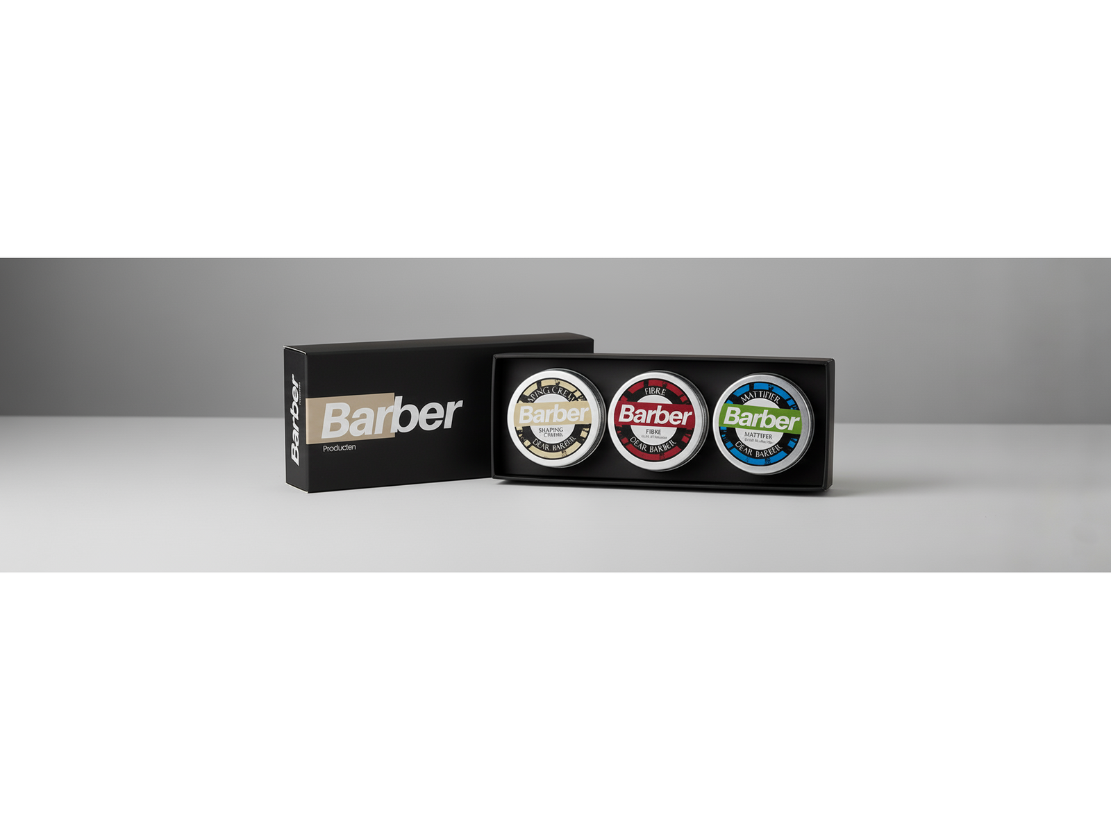 Barbertuotteet Samplebox, musta laatikko, jonka pakkauksessa on kolme purkkia