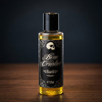 Bone Crusher Haarolie - fles op houten tafel tegen donkere achtergrond