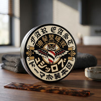 BROSH Hard Pomade - zwart-goud deksel met uil-logo op houten plank met kam