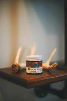Shear Revival American Gardens Clay Pomade - potje gesloten op houten plank tussen hertengeweien
