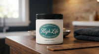 High Life Water Based Pomade - wit potje 99 g op houten tafel met kam