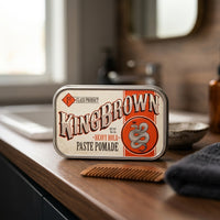 King Brown Paste Pomade - blik op houten kaptafel met kam en handdoek