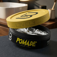 Level3 Transparant Pomade - open pot op donkere leisteen bij witte waskom