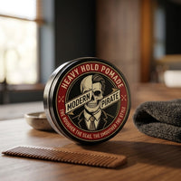 Modern Pirate Heavy Hold Pomade (Red) - staand blik op houten tafel met kam