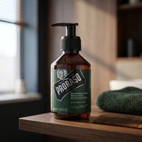 Proraso Baardshampoo Rinfrescante - pompfles op kaptafel met groene handdoek en kam