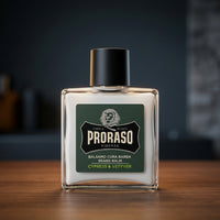 Proraso Beard Balm Cypress & Vetyver - glazen flacon met groen etiket, keuken erachter