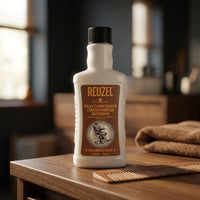 Reuzel Daily Conditioner - fles op tafel met kam en handdoek