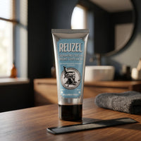 Reuzel Grooming Cream 100ml - blauwe tube op badkamermeubel met kam en handdoek
