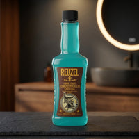 Reuzel Hair Tonic 500ml - fles op leisteen bij wastafel met ronde spiegel