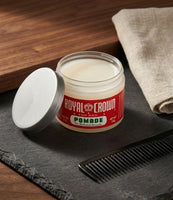Royal Crown Pomade - avonainen purkki liuskekivellä kamman kanssa, kermanvalkoinen pomada näkyvissä