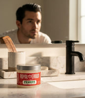 Royal Crown Pomade - purkki pesualtaalla, mies slick back -hiuksilla peilin edessä
