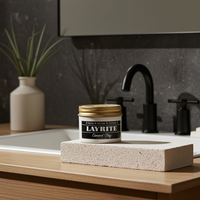 Layrite Cement Clay - potje in badkamer setting op stenen blok