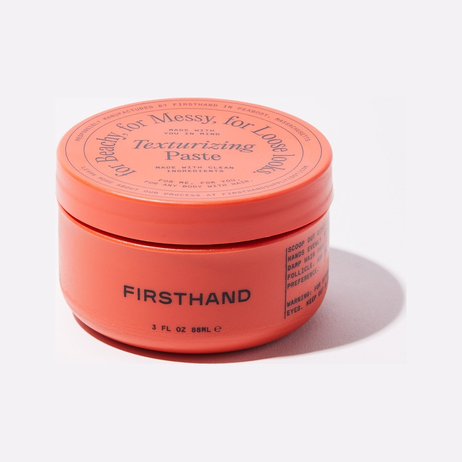 Firsthand Supply Texturizing Paste, edestä kuvattu suljettu oranssi purkki, jossa on kansi