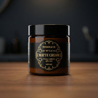 Tonsor & Cie Matte Cream - gesloten potje op houten blad met donkere achtergrond